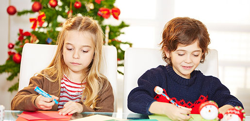 Kinder malen Weihnachtskarten